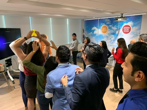 Ponente impartiendo plática de salud en sala de reuniones